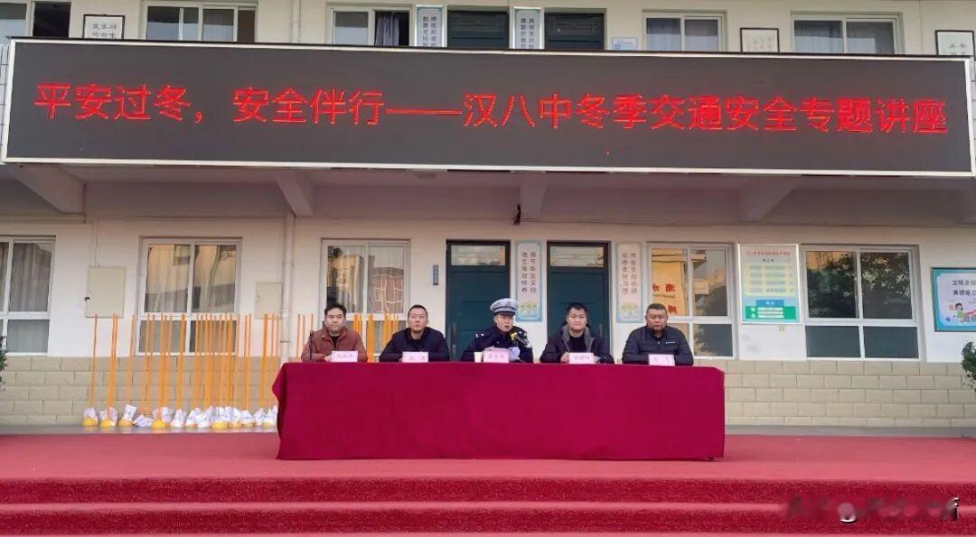      讲座现场，民警龚金荣结合冬季雨雪天气道路湿滑、能见度低的特点，以“安全