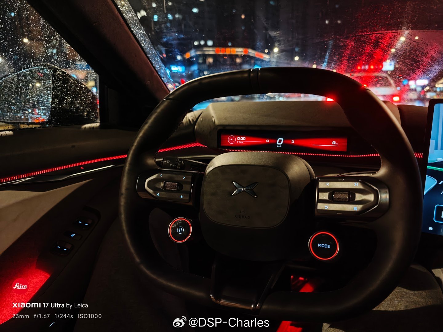 本来想着晚上出来开VLA2.0兜兜风，握上方向盘那一刻又熟练打开了车手模式。不能