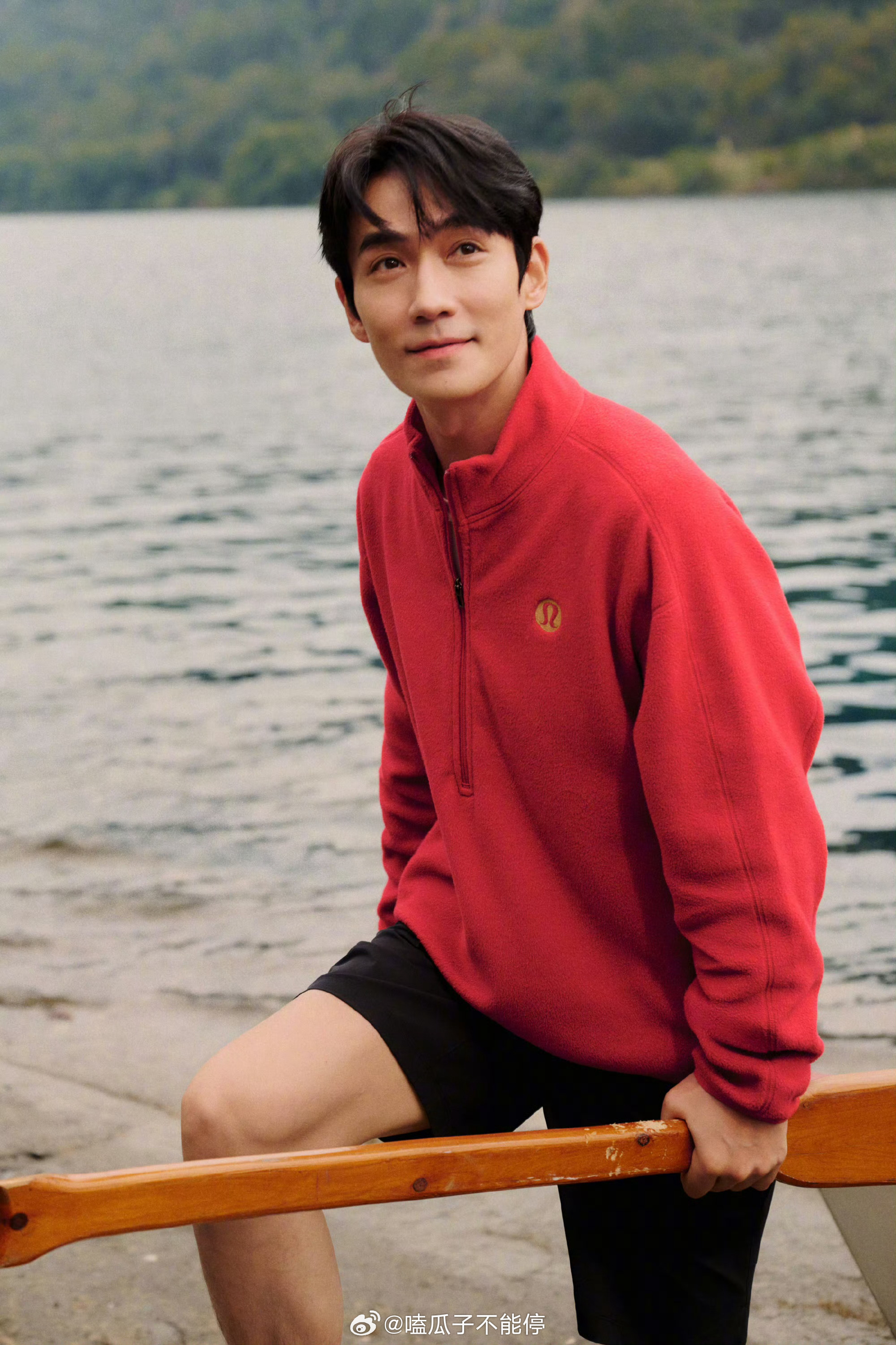 朱一龙新商务拍摄大片来了，好适合他的一组图，眼神里全是坚毅和希望