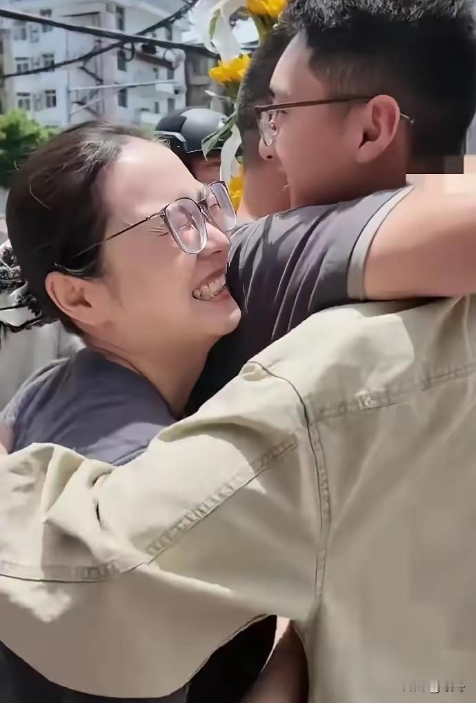 一场普通的考场相聚，为何能引得百万网友纷纷留言感慨？
6月9日，四川广元高考全部