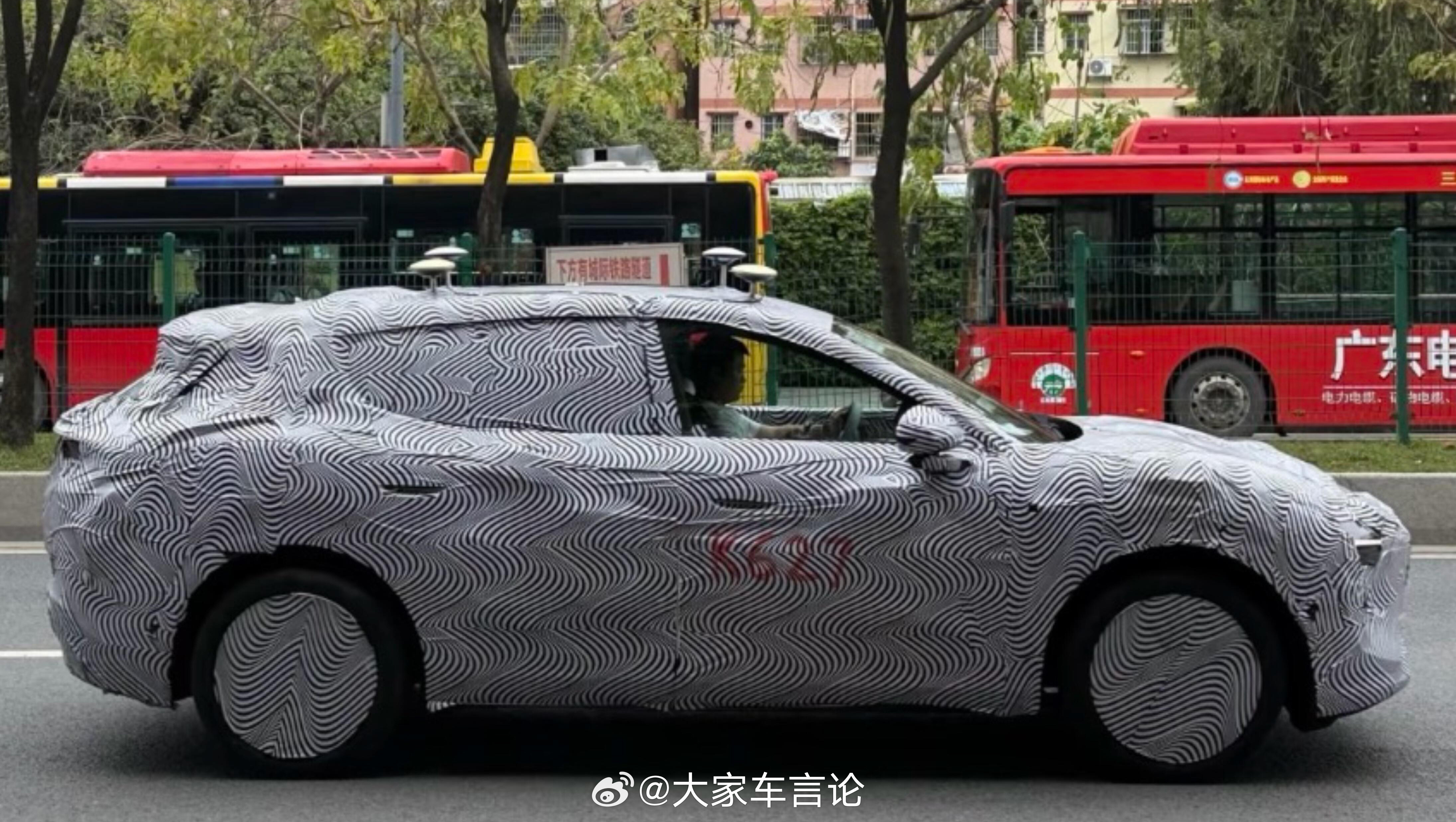 厉害的网友路遇一台疑似MONA常用伪装的新车型，这是另一台MONA SUV ？ 