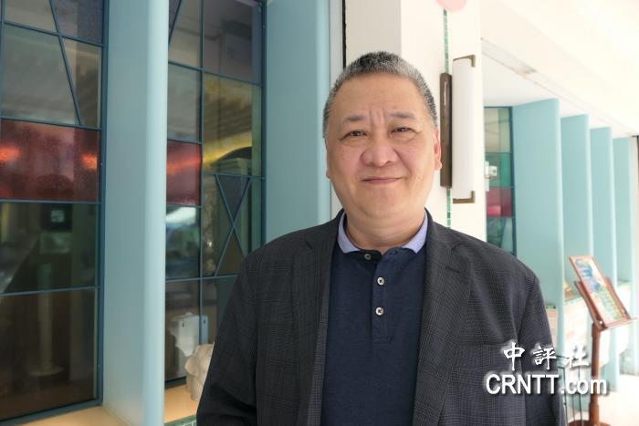 宋楚瑜前发言人吴昆玉是如何一步步变绿的？
一、早年：亲民党核心文宣骨干，标准泛蓝