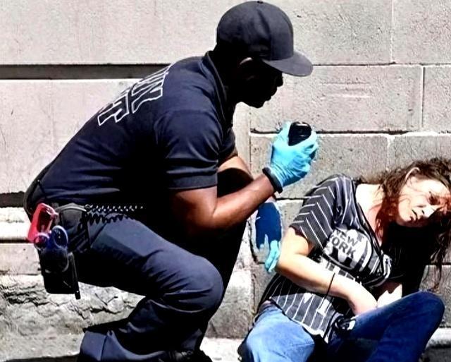 既然美国80%的毒品来自墨西哥和哥伦比亚，为什么不承认，不与美国联手打击制毒贩毒