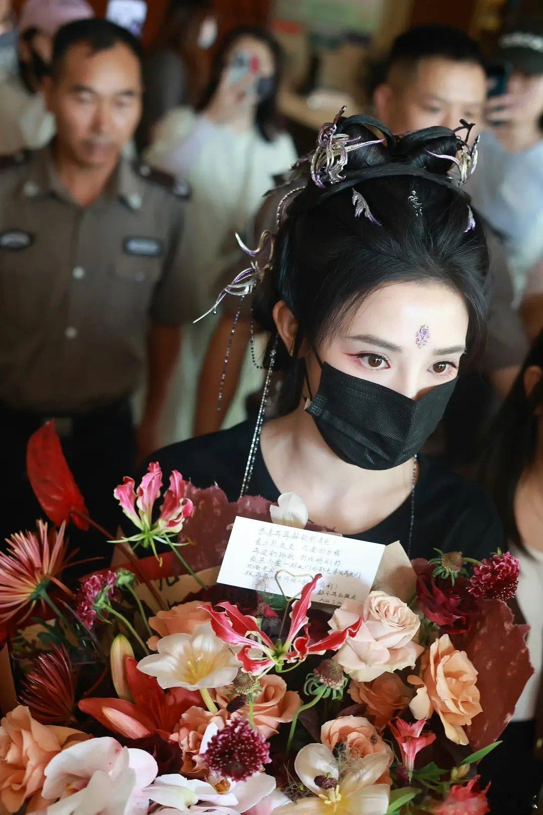 感觉彭小苒这个妆造真的巨好看 ​​​