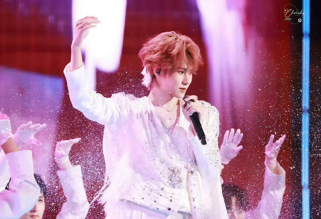 深V露背！这个张真源是懂怎么穿的，太帅了！ 