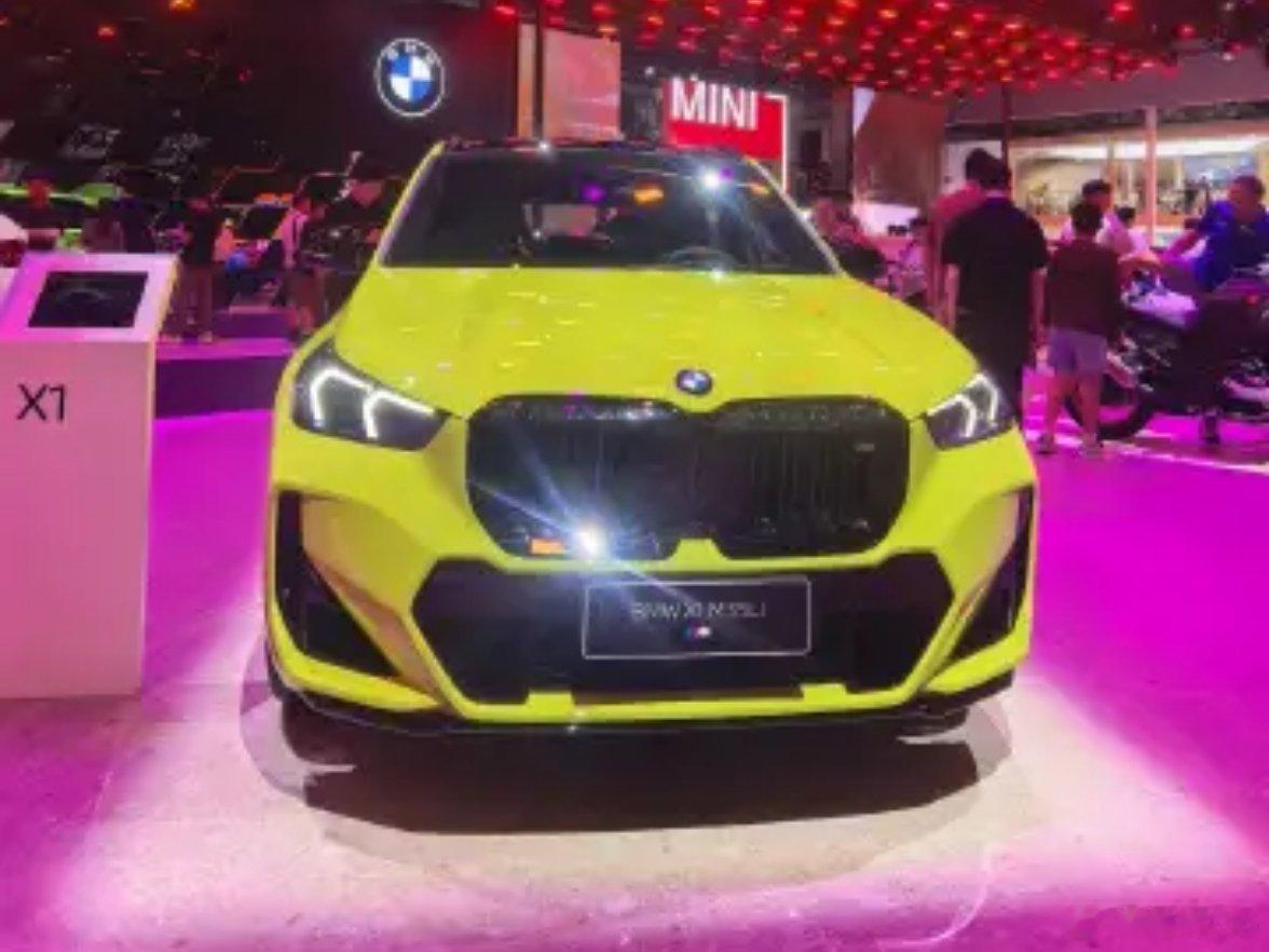 成都车展，字母“M”呈现宝马的强大产品实力。全新 BMW M2 CS 双门轿跑车