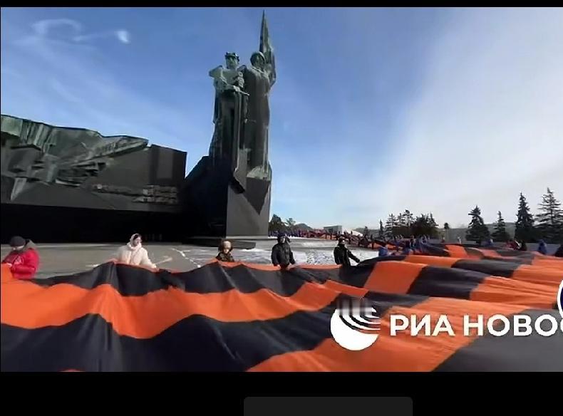 祖国保卫日英雄雕像前的红丝带，令西方颤抖。英法已疯，欲送乌核武，恰是恐惧的表现。