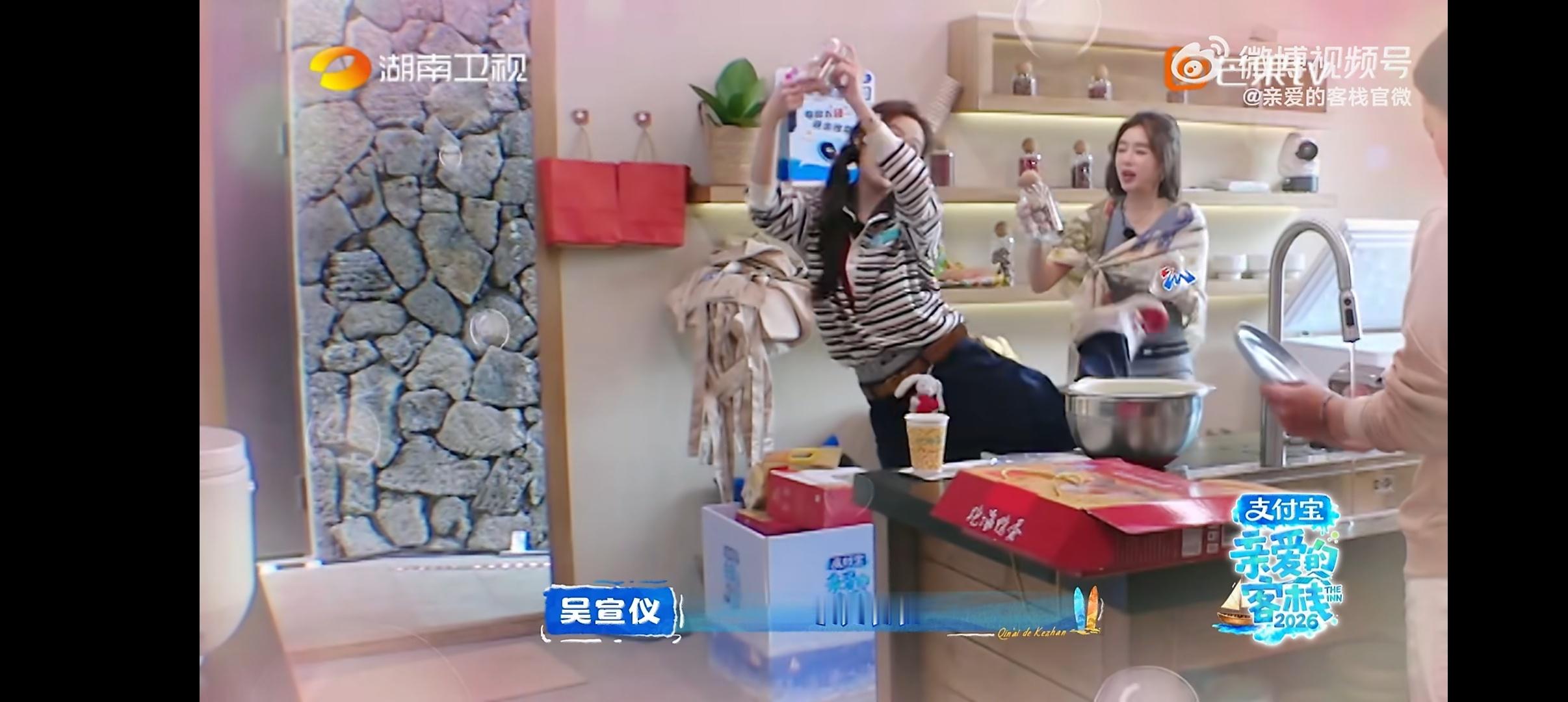 吴宣仪我为海南代言 看到海南特产鹧鸪茶，吴宣仪零帧起手开演，“我为海南代言”姿势