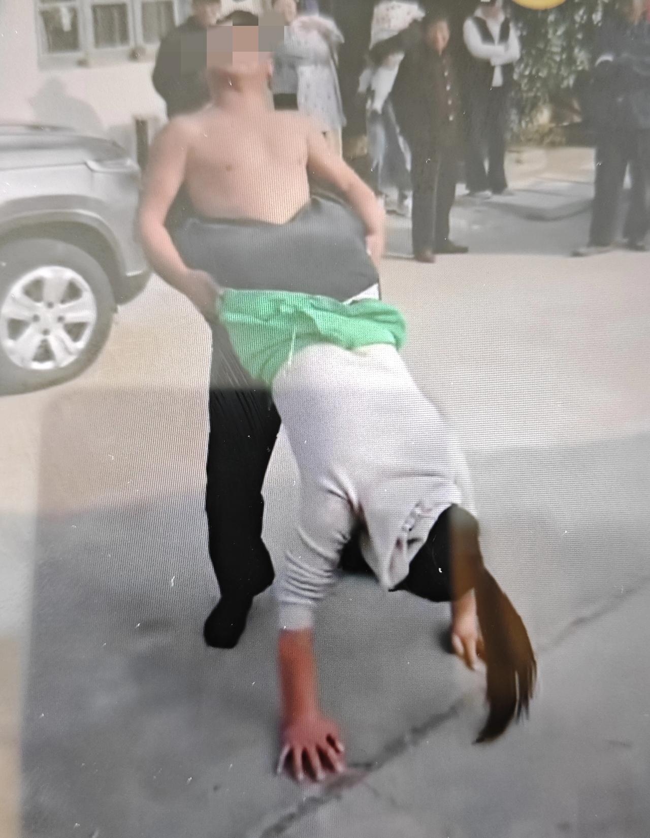 青岛某些地区白事上的低俗表演真的挺令人反感，吹拉弹唱也就罢了，为什么非要搞下九流