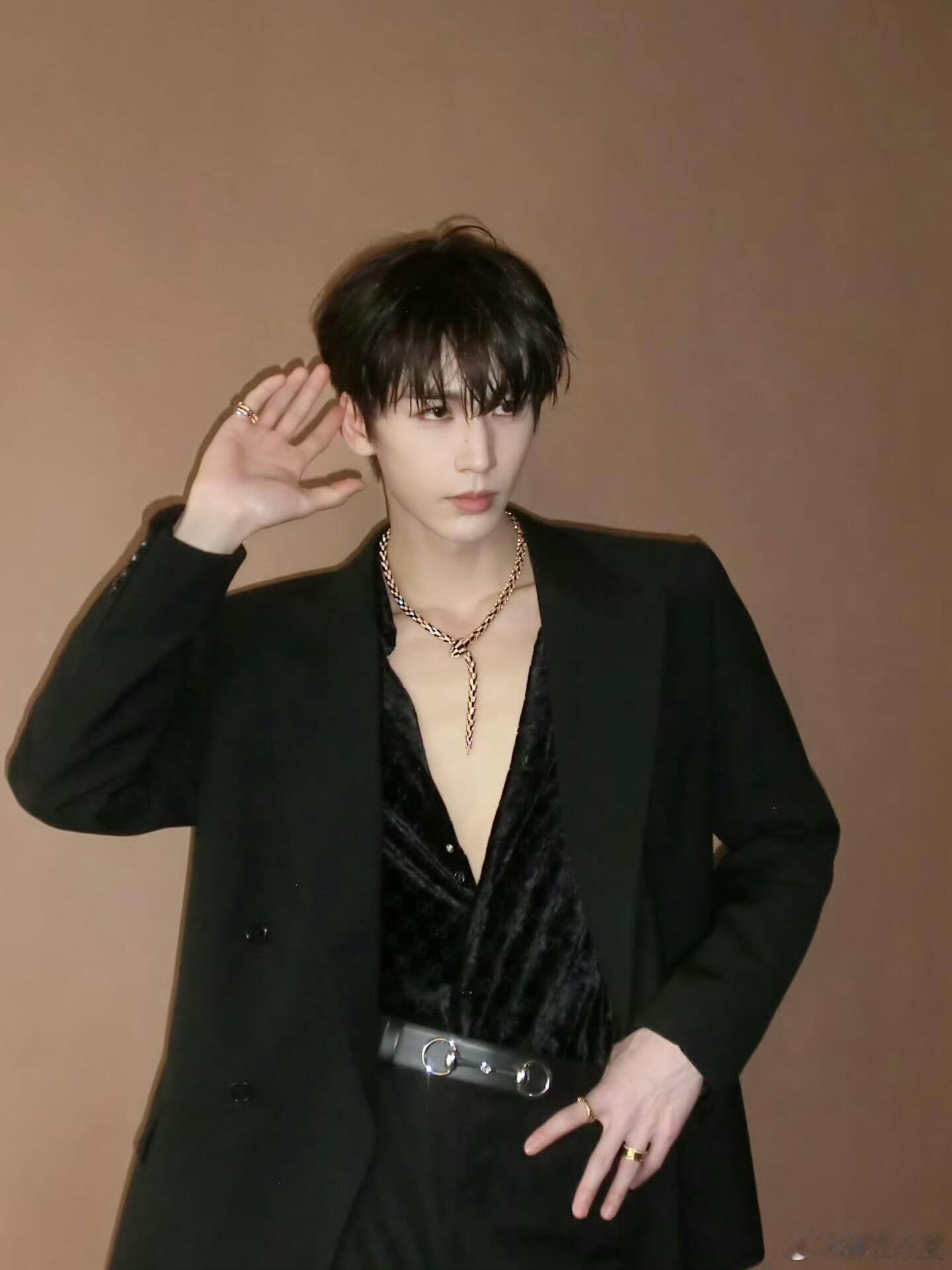 张凌赫 张凌赫这深V都开到腰了，要不干脆敞开？张凌赫｜ 