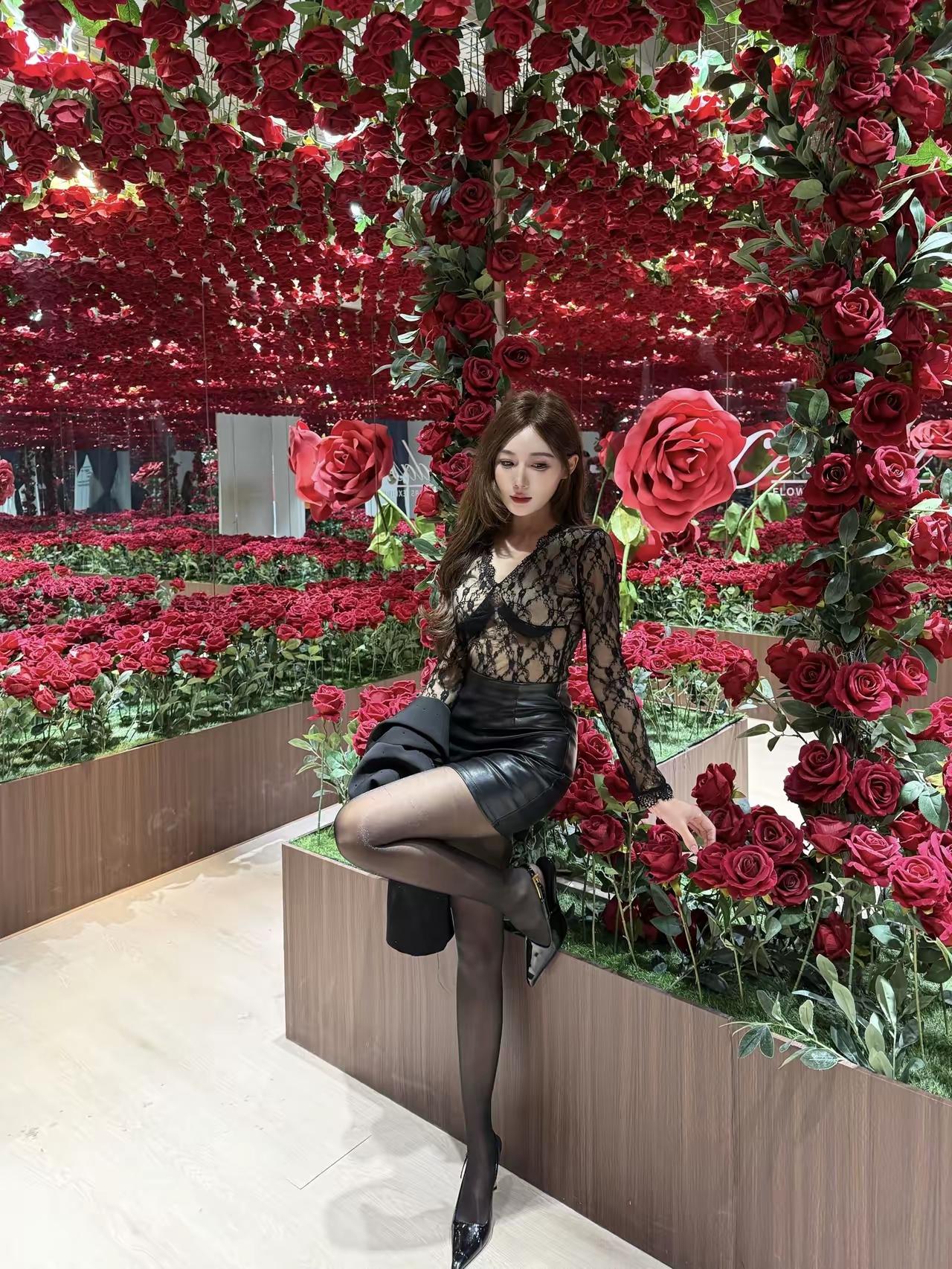 黑衣美人倚花丛，芳心自醉意无穷。