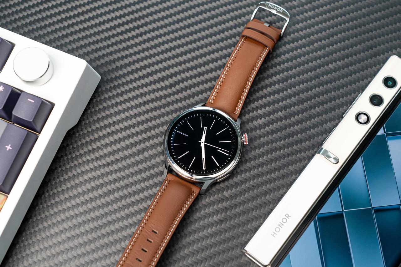 荣耀手表4 Pro真皮表带，哑光一体的表环还是机械感极强的独立按键，都给我一种堪