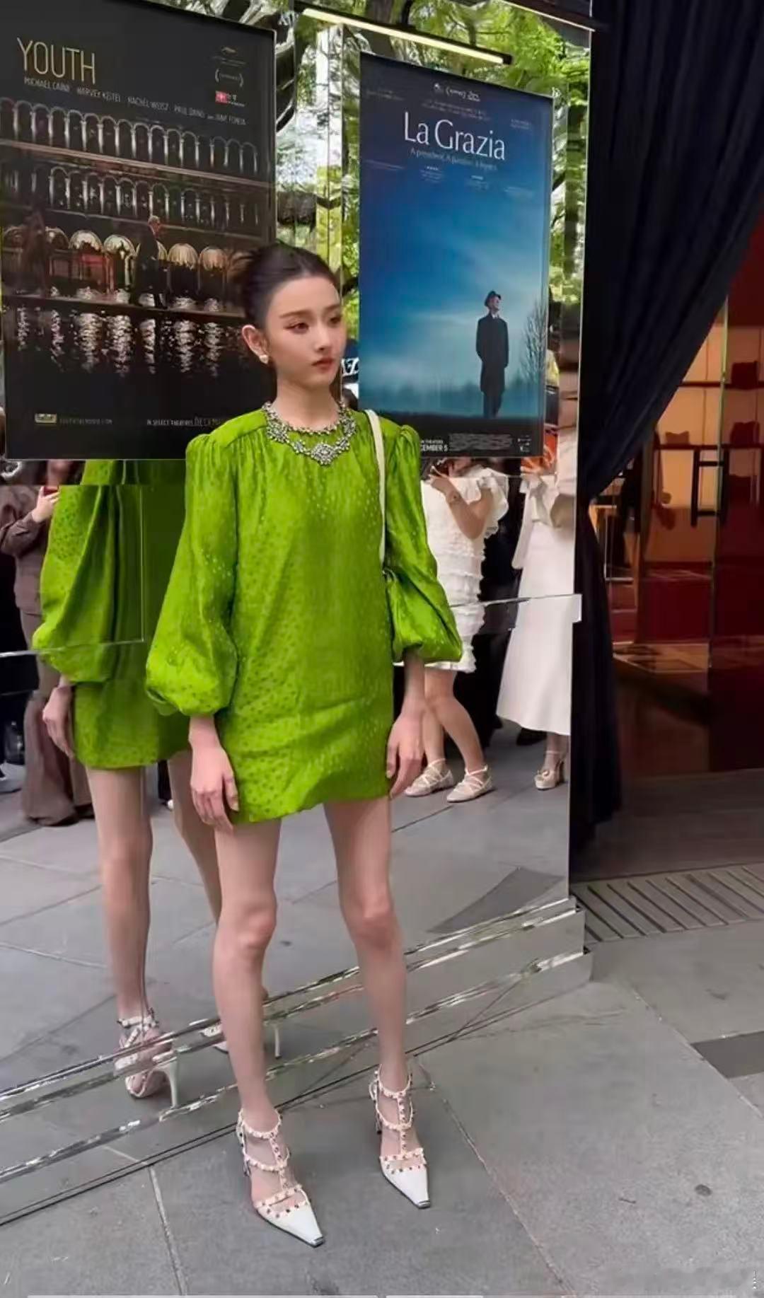 这头身比例怎么奇怪成这个样子了 