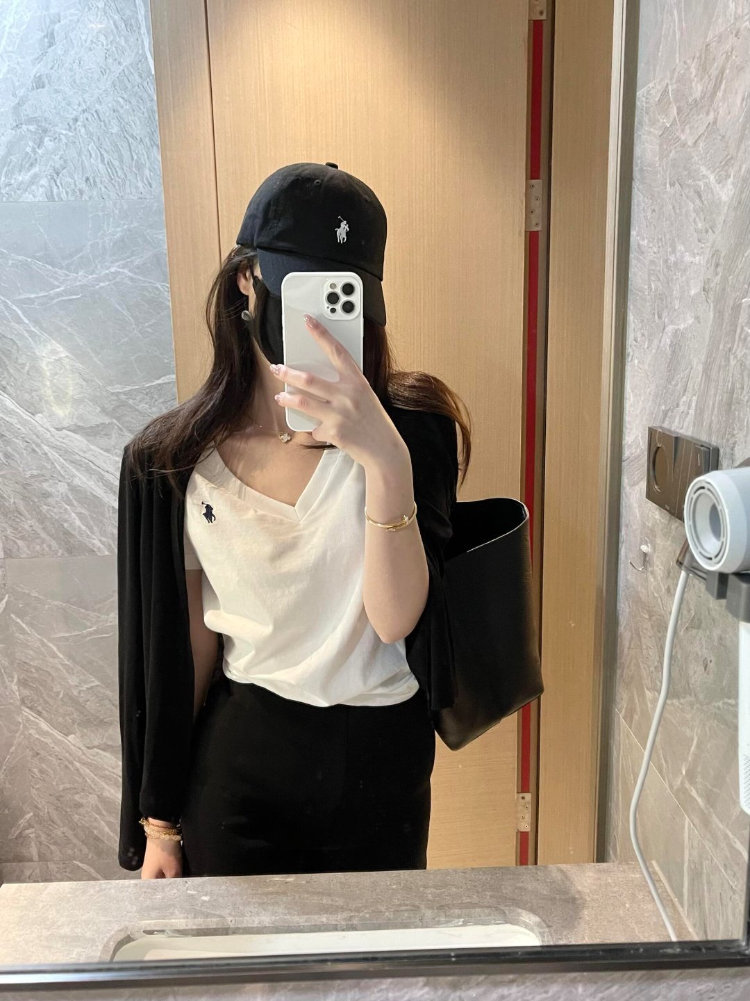 黑白的淡人感让我好着迷💸v领好显瘦 淡淡的高知感太爱了配了简单的绵羊毛针织小开