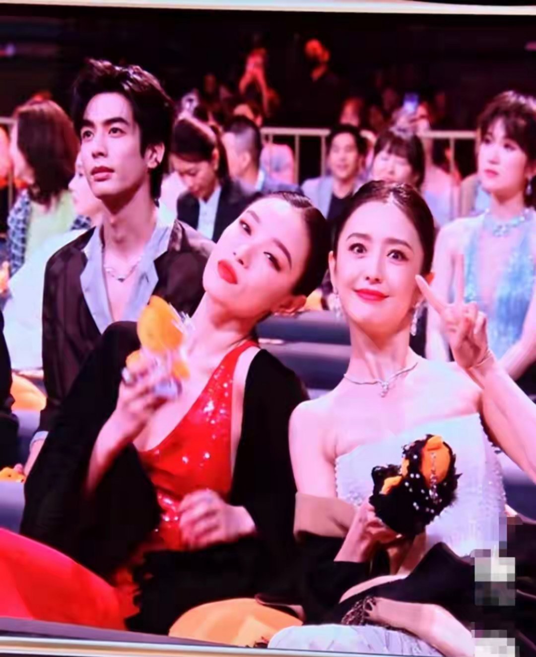 42岁佟丽娅和37岁倪妮微博之夜内场甜蜜比心，姐姐们颜值在线好美 