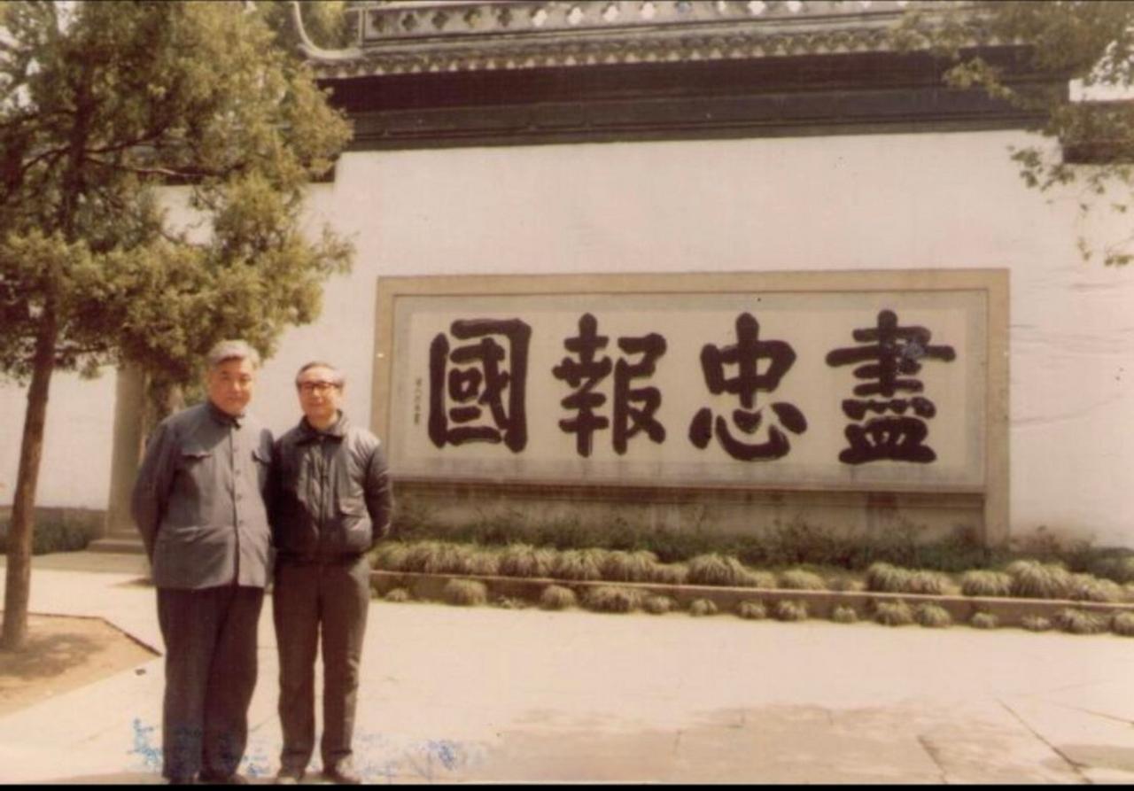 一张特殊合影，藏着邓稼先一生的信仰
 
八十年代初，邓稼先有一次去杭州开会。会后