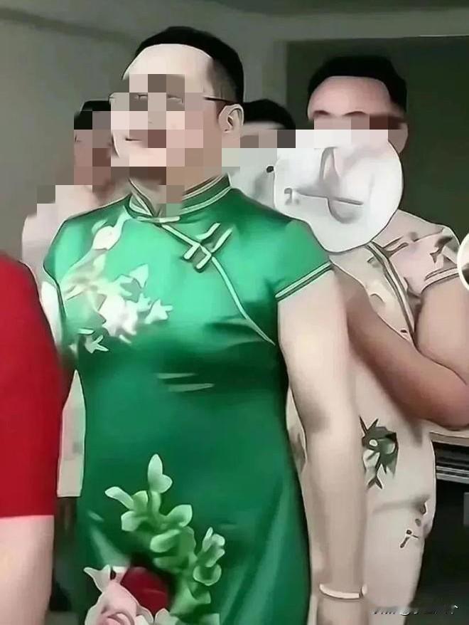 我今天看视频，竟然看到一个穿旗袍的父亲在高考现场大谈什么三观，你说做母亲的穿旗袍