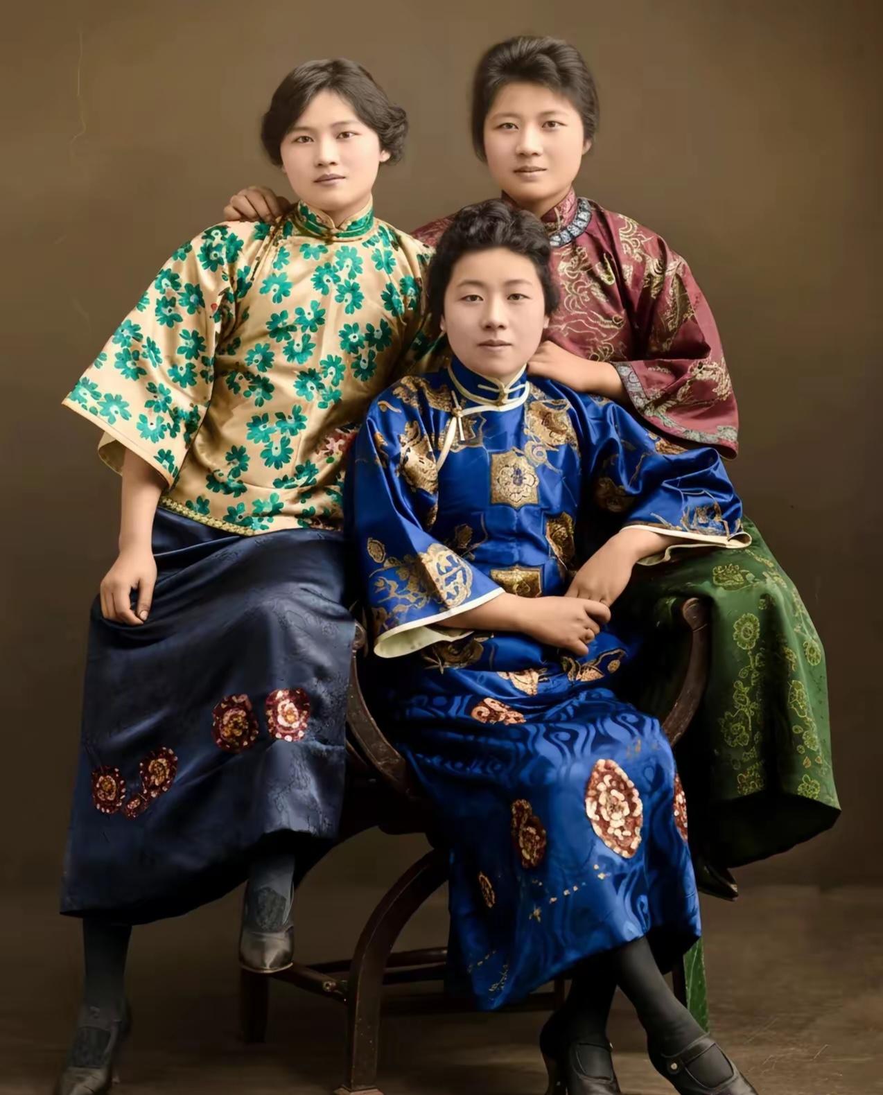 这是1919年在上海，青年时期宋氏三姐妹的上色老合影。

三人身着民国传统袄裙，