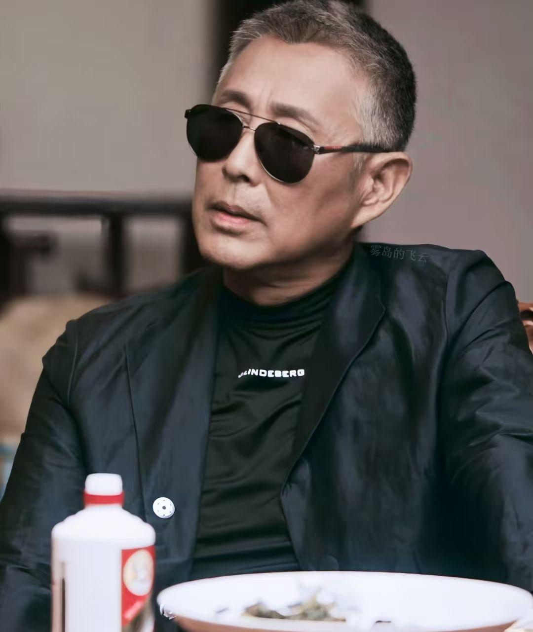 陈道明说得太通透：
“没有亲人，你能活；
没有朋友，你能活；
就算一个人，你也能