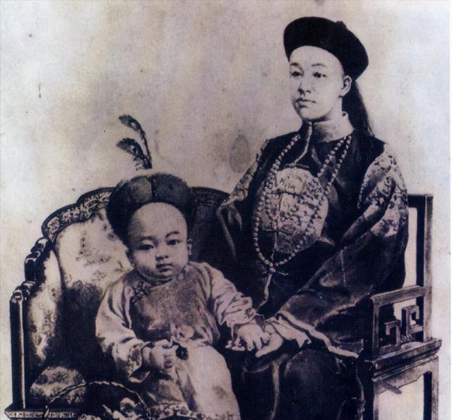 1950年，正在接受改造的溥仪听到中国出兵支援朝鲜，突然撕开棉衣，取出一物件说：