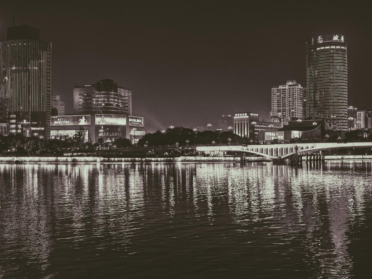 当城市卸下霓虹，只剩光与影的对话！