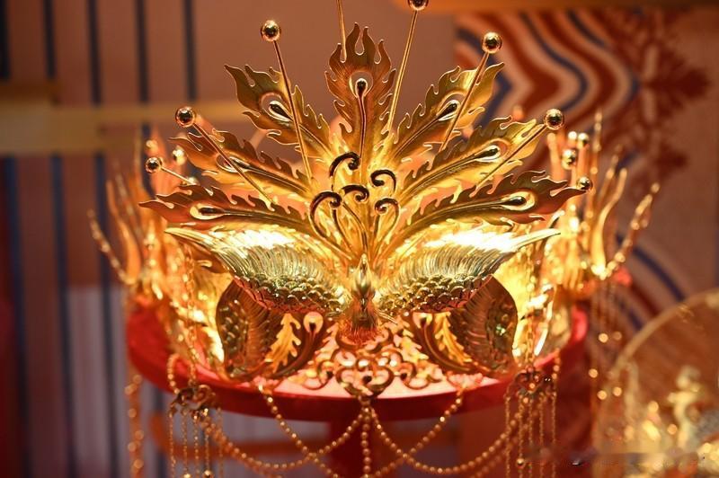 4斤黄金凤冠在免费展上被毁 12月13日，千万粉丝博主张凯毅发视频说，丈夫为她打