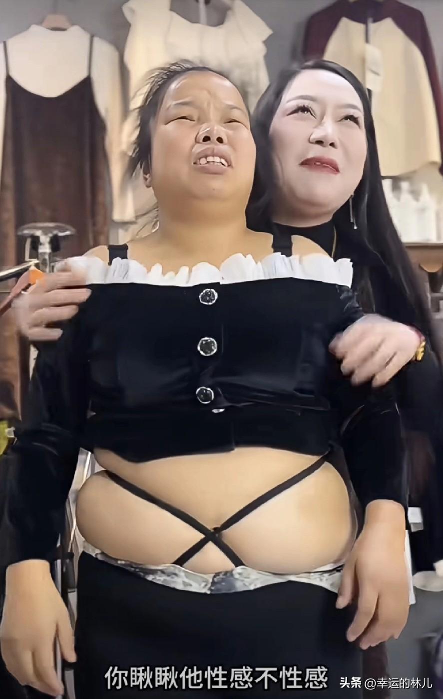 这小肩膀一露，
你瞅瞅这性感不性感，
趁年轻，
多露露，
好看
有人看，
老了，
