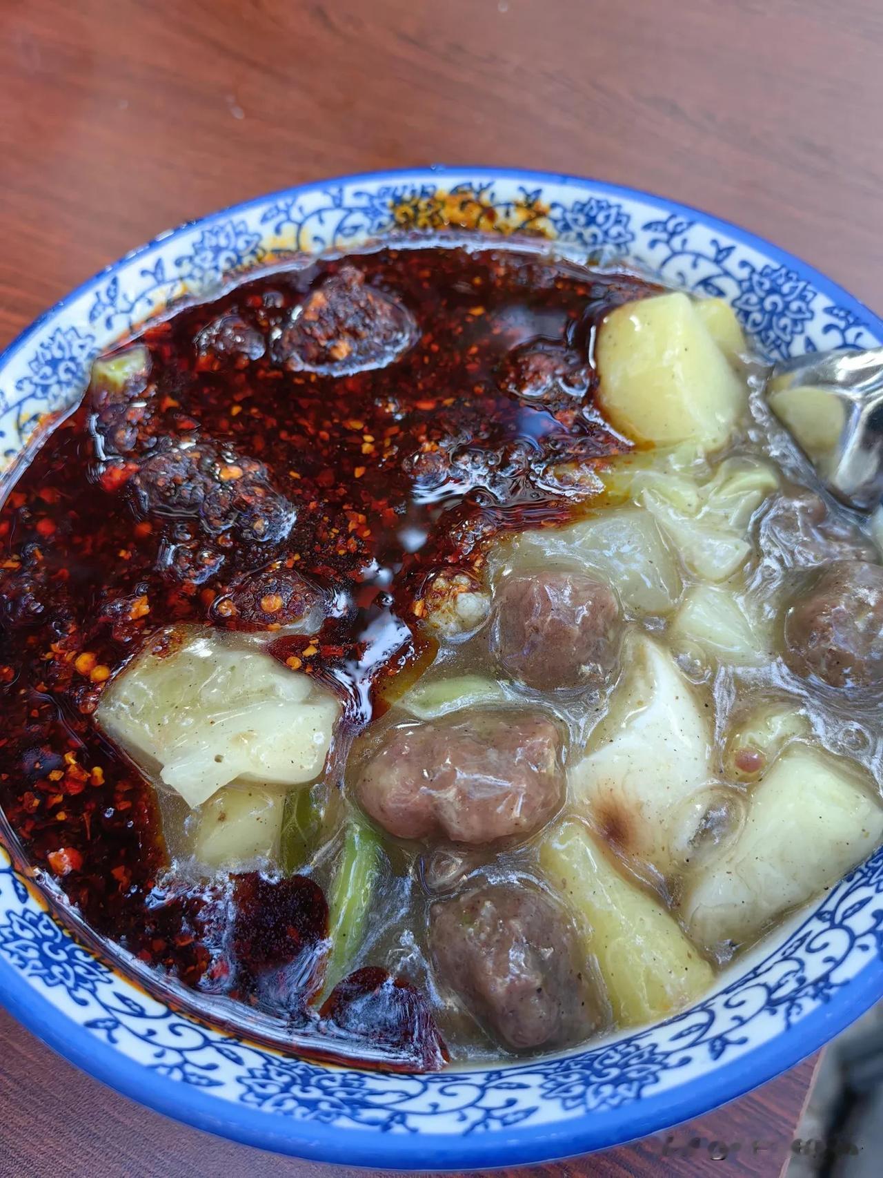 一碗胡辣汤，半碗辣子，这才够味！

在河南开封，有一家开了二三十年的胡辣汤店，那