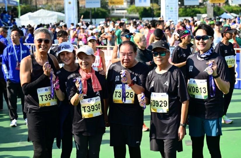 渣马2026今日开跑，7.4万人参赛，最受瞩目的当属“发哥”周润发。这是他第四次