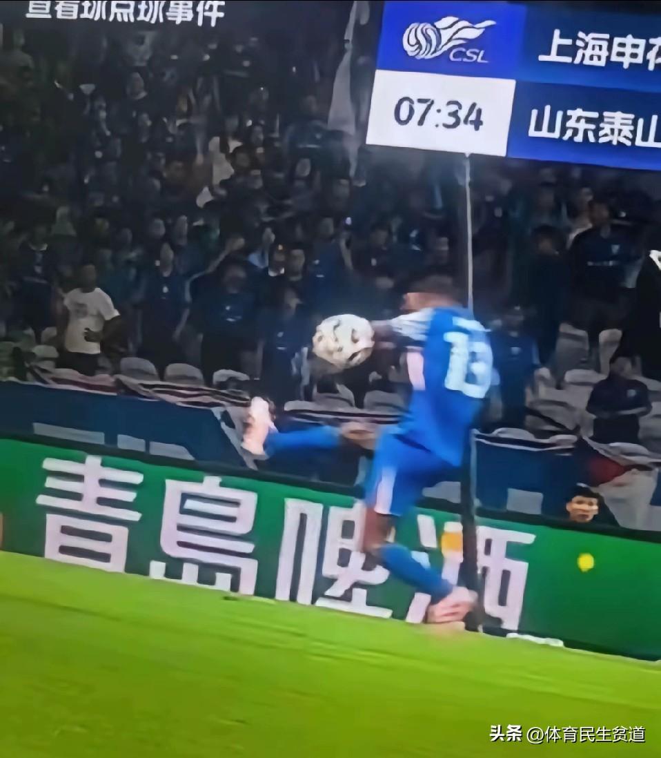 请问主裁买买提江，这球不是点球吗？