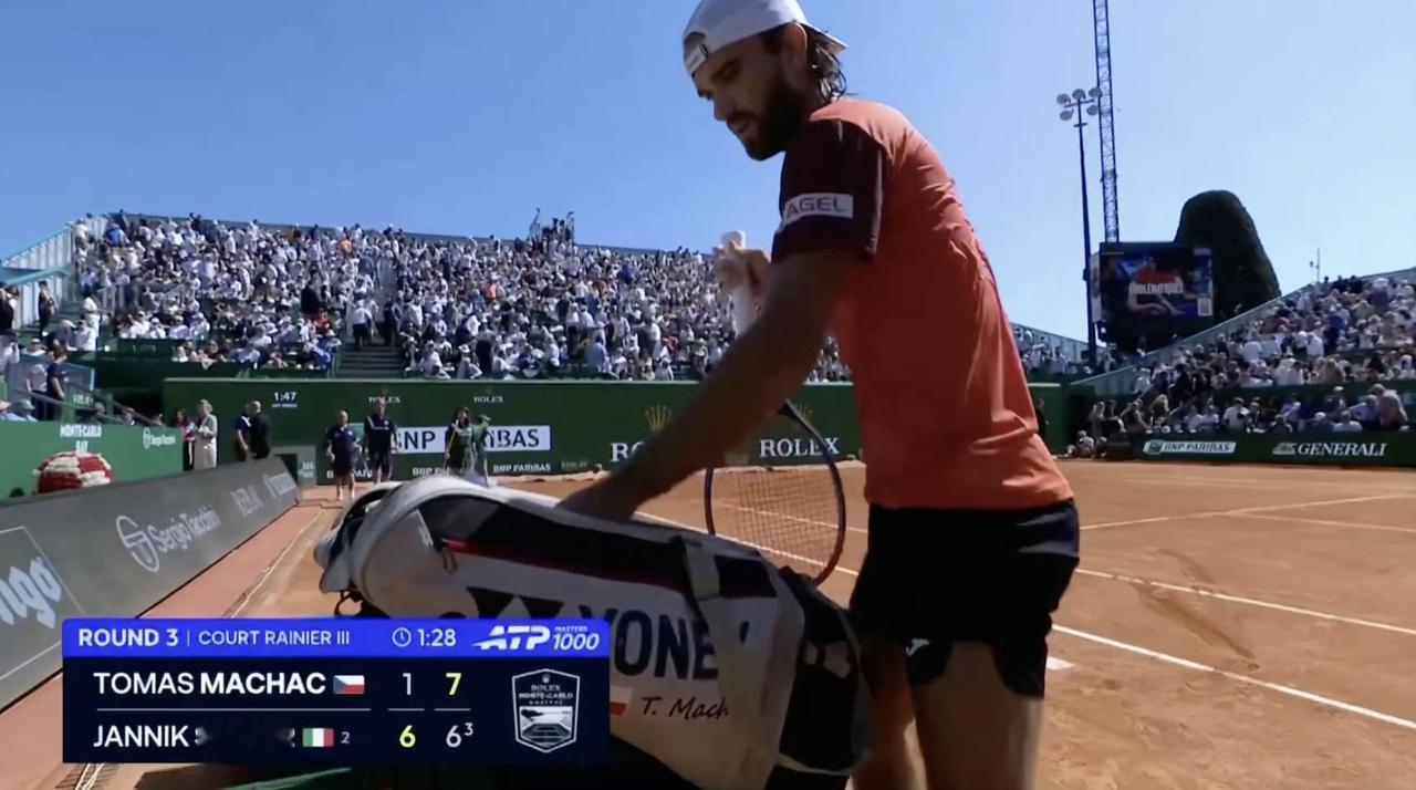 马哈奇终结辛纳在大师赛的37盘连胜纪录。
ATP蒙特卡洛大师赛第三轮，辛纳在第二