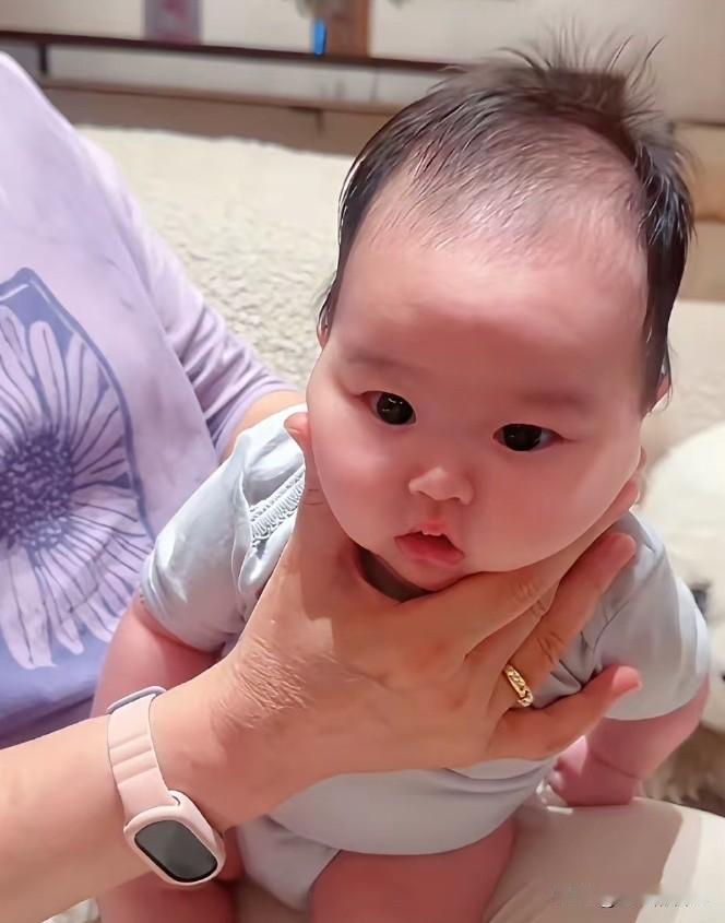 真怕小汪宝阿姨手上的戒指手表刮到或者硌到孩子。
我们都知道，带孩子的人，手上和手