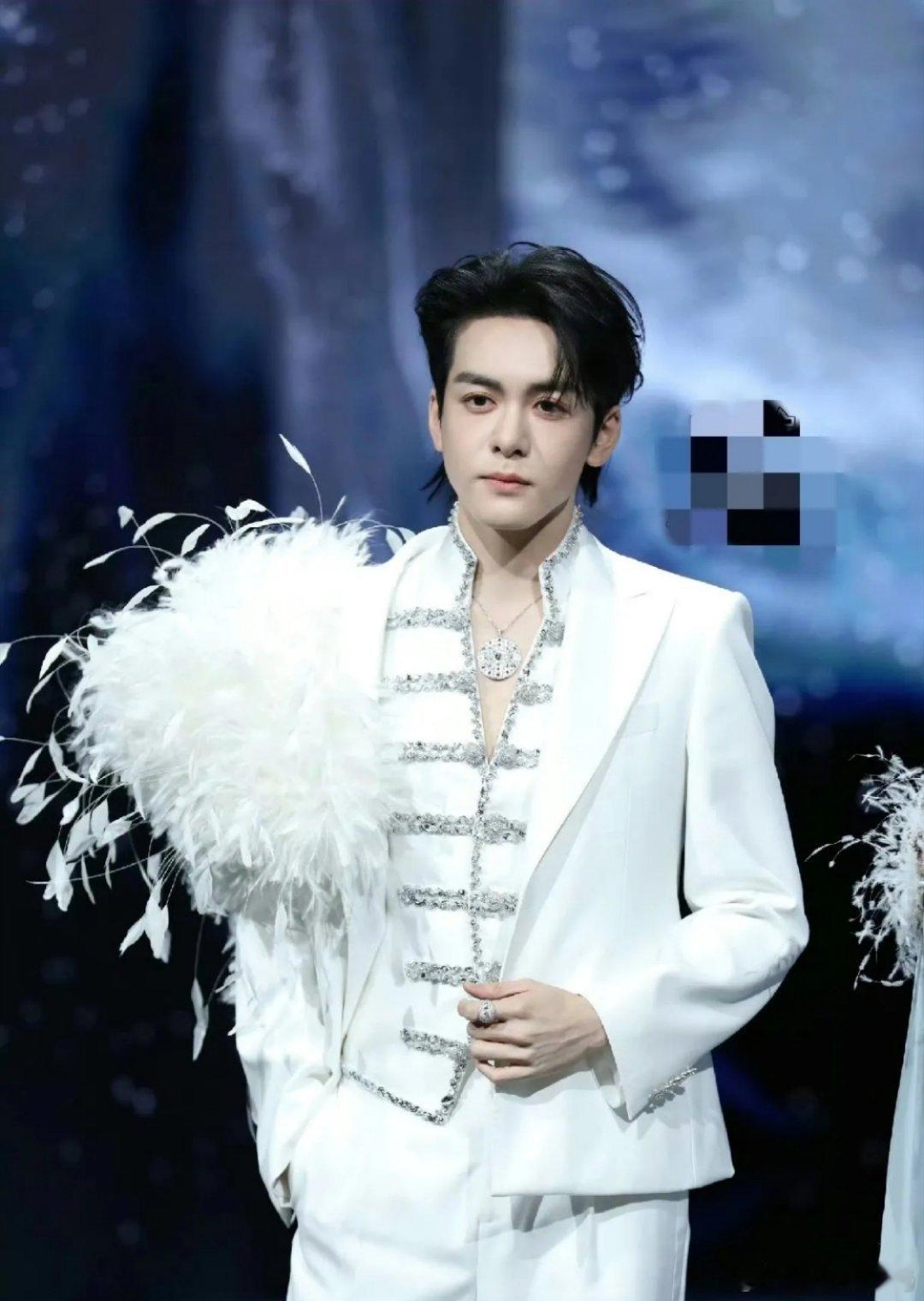 2月6号凌晨，曾舜晞工作室好像发了条文，暗戳戳回应微博之夜给他排的座位太靠后：“