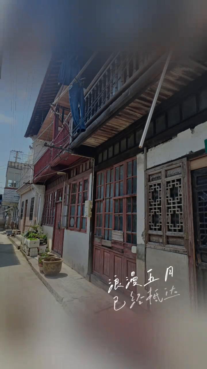浪漫五月已经抵达，人生的故事写在四季里。愿你一路出发，一路繁华。愿你眼里有光，心