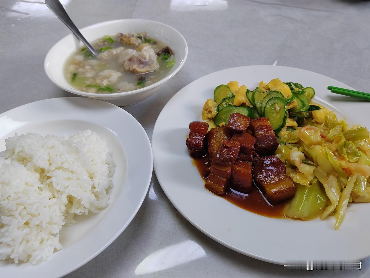 已经到达第三个卸货港——北海道。早上一起床就感觉到冷了许多，5点钟到了厨房，冻的