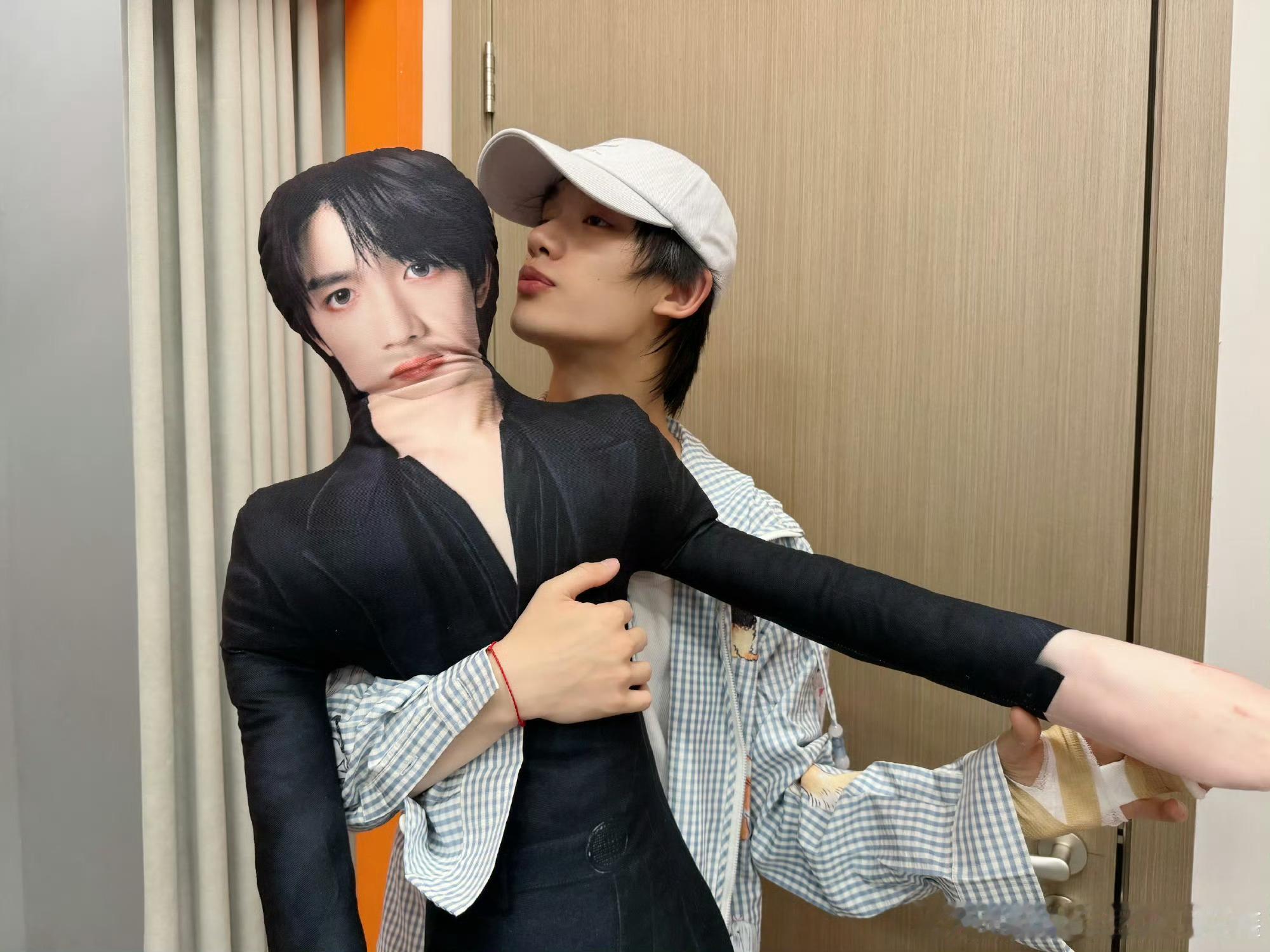 丁程鑫和老鼠干有点太亲密了看得出来程鑫对自己的老鼠干很满意了¯\_(ツ)_/¯ 