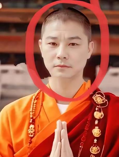 五台山这回真让人哭笑不得！有游客拍到一位高僧，灰袍一披，嘴上念着结善缘，结果脖子
