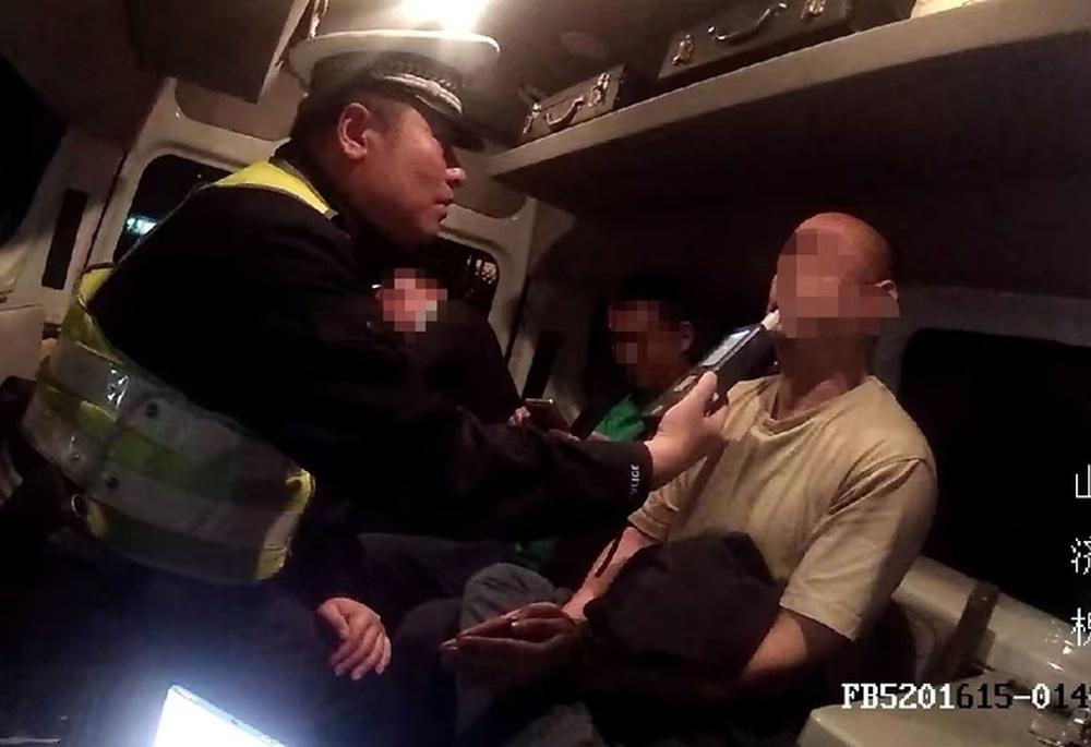 醉酒驾车闯卡逃逸，济南一男子被查-app/#/content?catid=39&