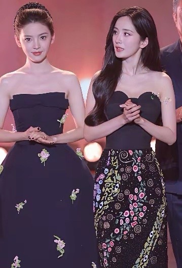 章若楠站在杨幂旁边真的没输，颜值也是抗打的。 