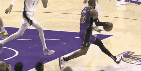 詹姆斯的速度还是慢了一点，当他后仰飘移把球投出的一瞬间，文班亚马如同一只巨型长脚