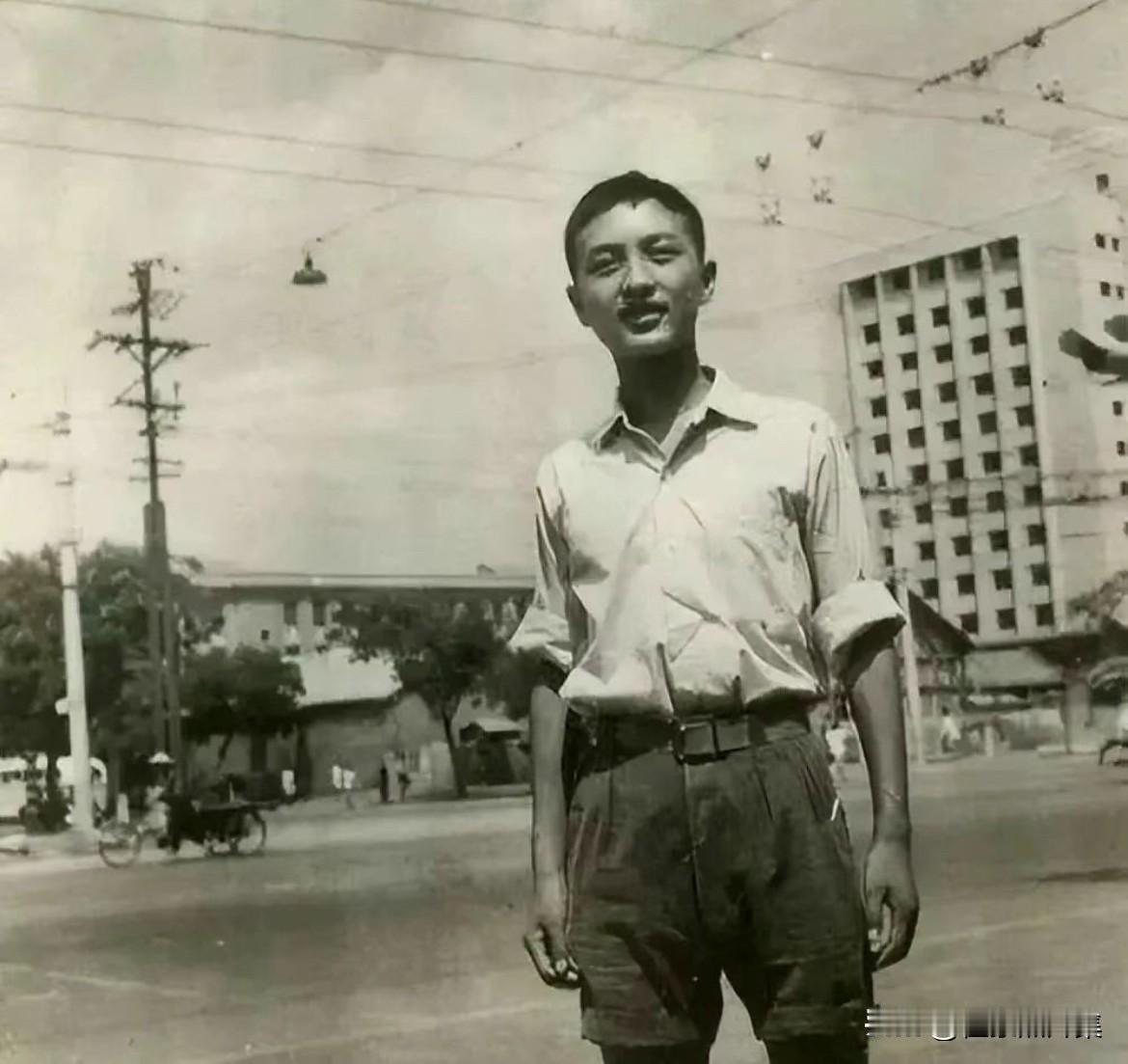 1960年，柳传志在北京育英学校（现北京二十五中）读高中时的照片。1961年他曾