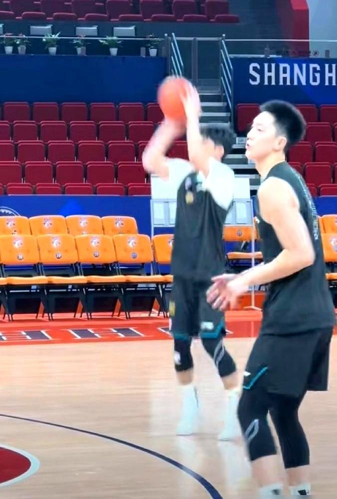 全队正负值第一的徐杰，居然连球都摸不到！

广东队打辽宁，杜锋教练把刚拿了全明星