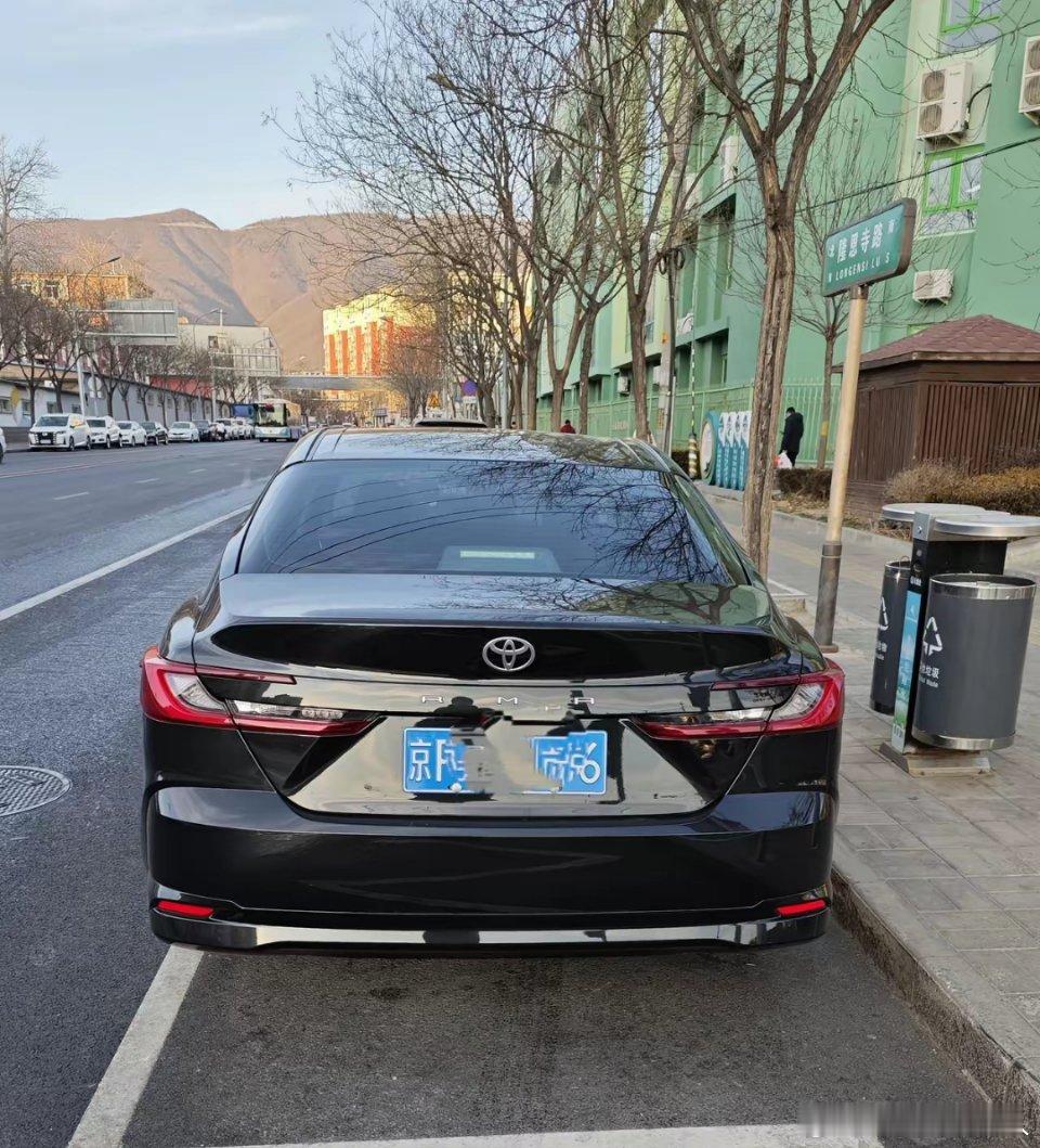 在路上看到一辆新车，这还是我第一次见。车标是丰田的，不知道叫什么名字，看起来像是