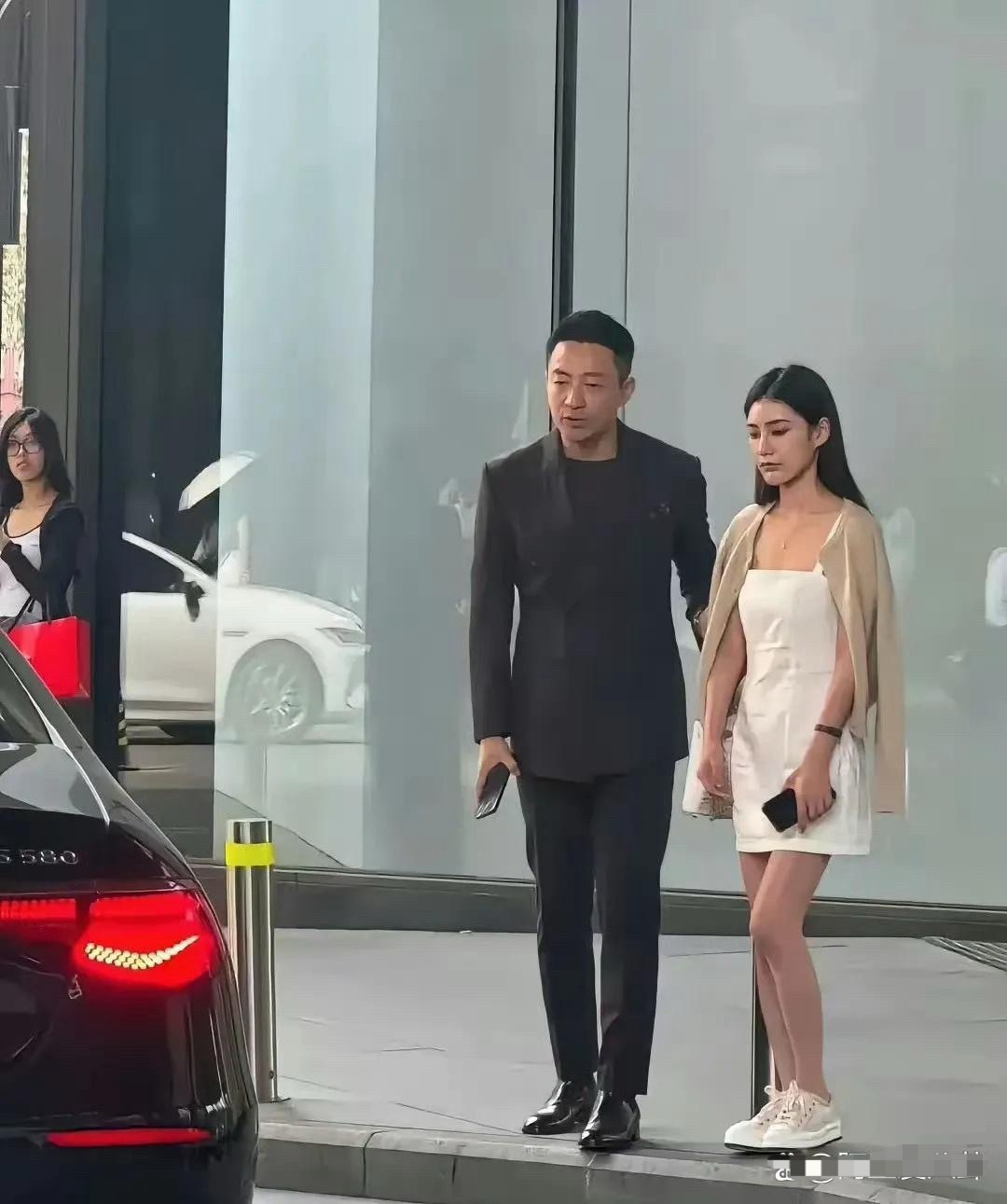 感觉是要的包包没给买，又在发脾气 