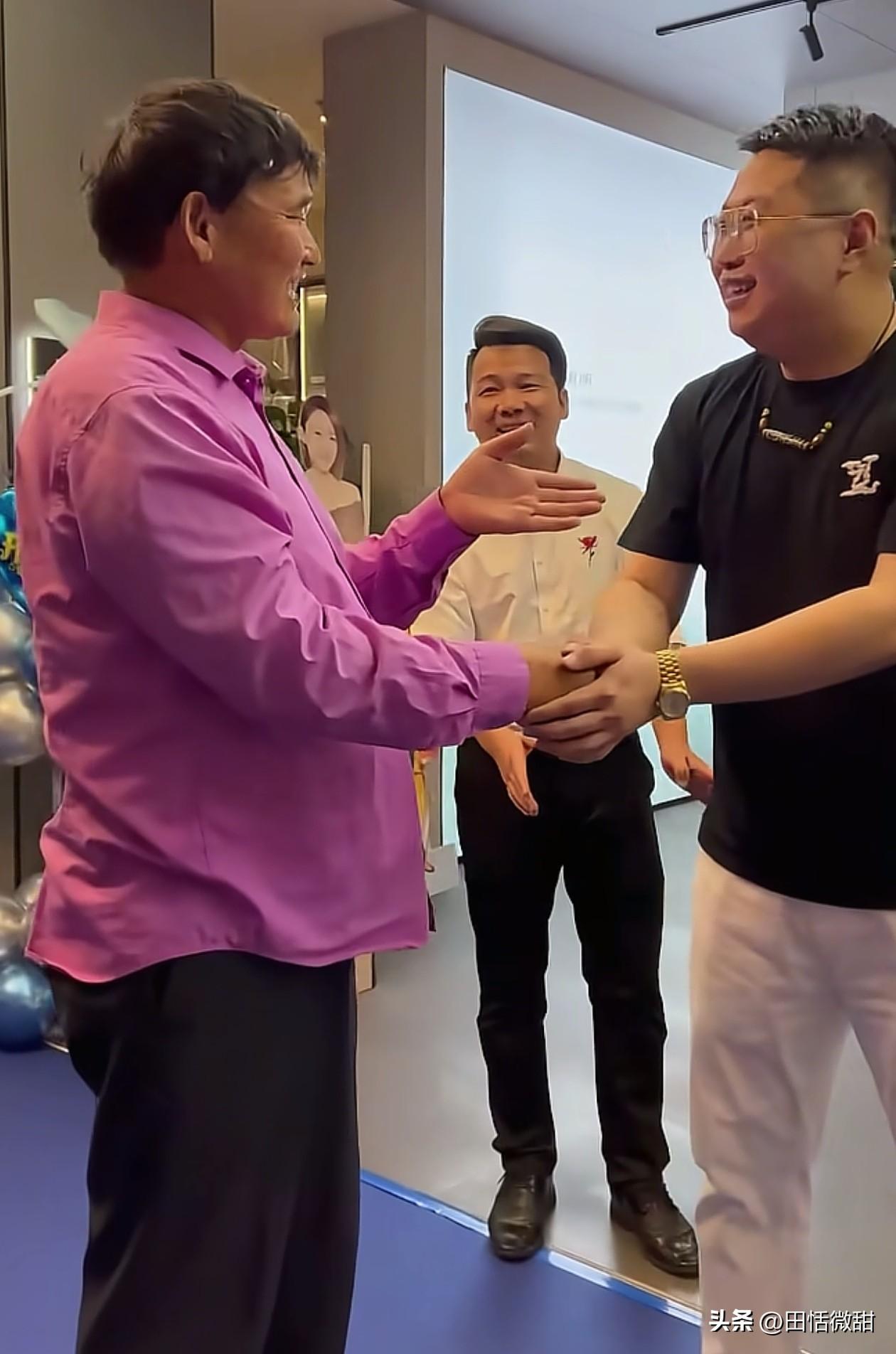 来了山东你别狂，单县有个现金王。

当山东大网红遇到农民歌手大衣哥，也毕恭毕敬了