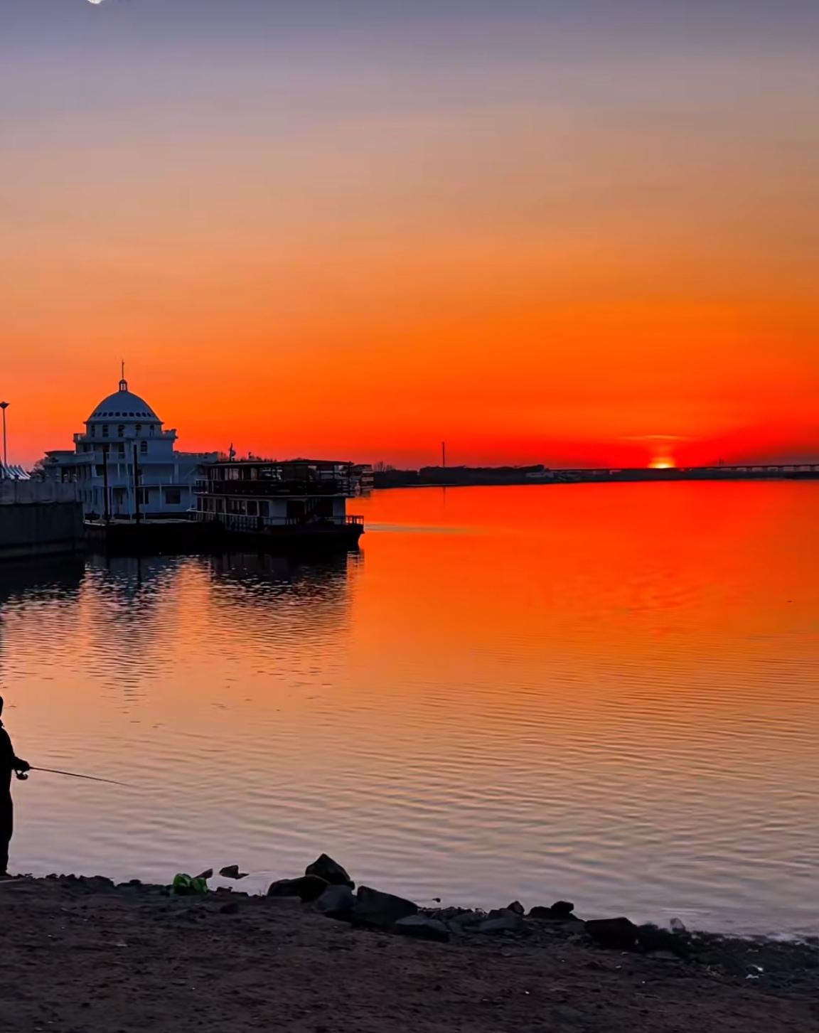 人心千面，世事无常
 
人有千面，心有千变。生活里，知道的不必全说，听到的不可全