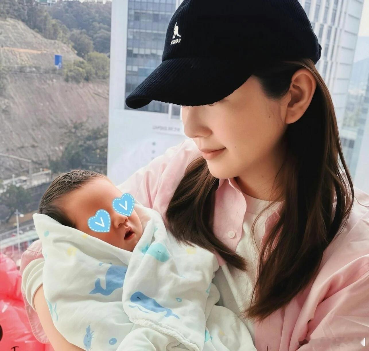 陳嘉慧報喜追仔成功 嫁富貴老公極速三年抱兩湊「好」字.現年29歲的小花陳嘉慧（E