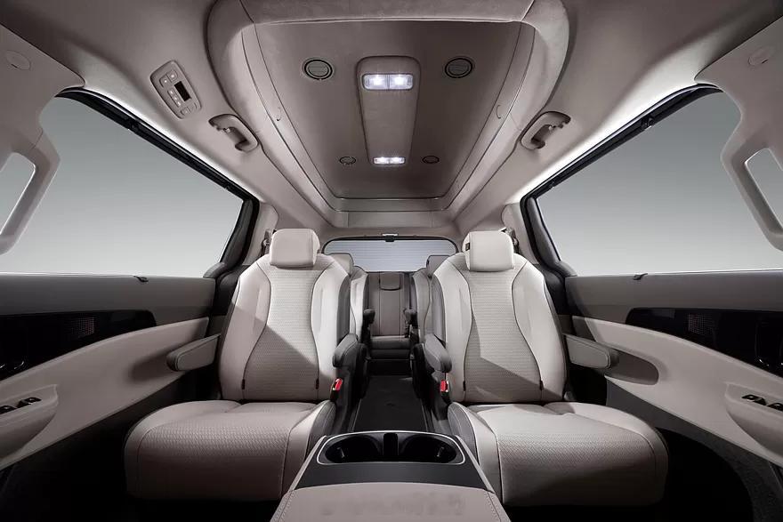 去年秋天起亚发布了四代半嘉华的Hi Limousine高顶豪华版本（网页链接 ）