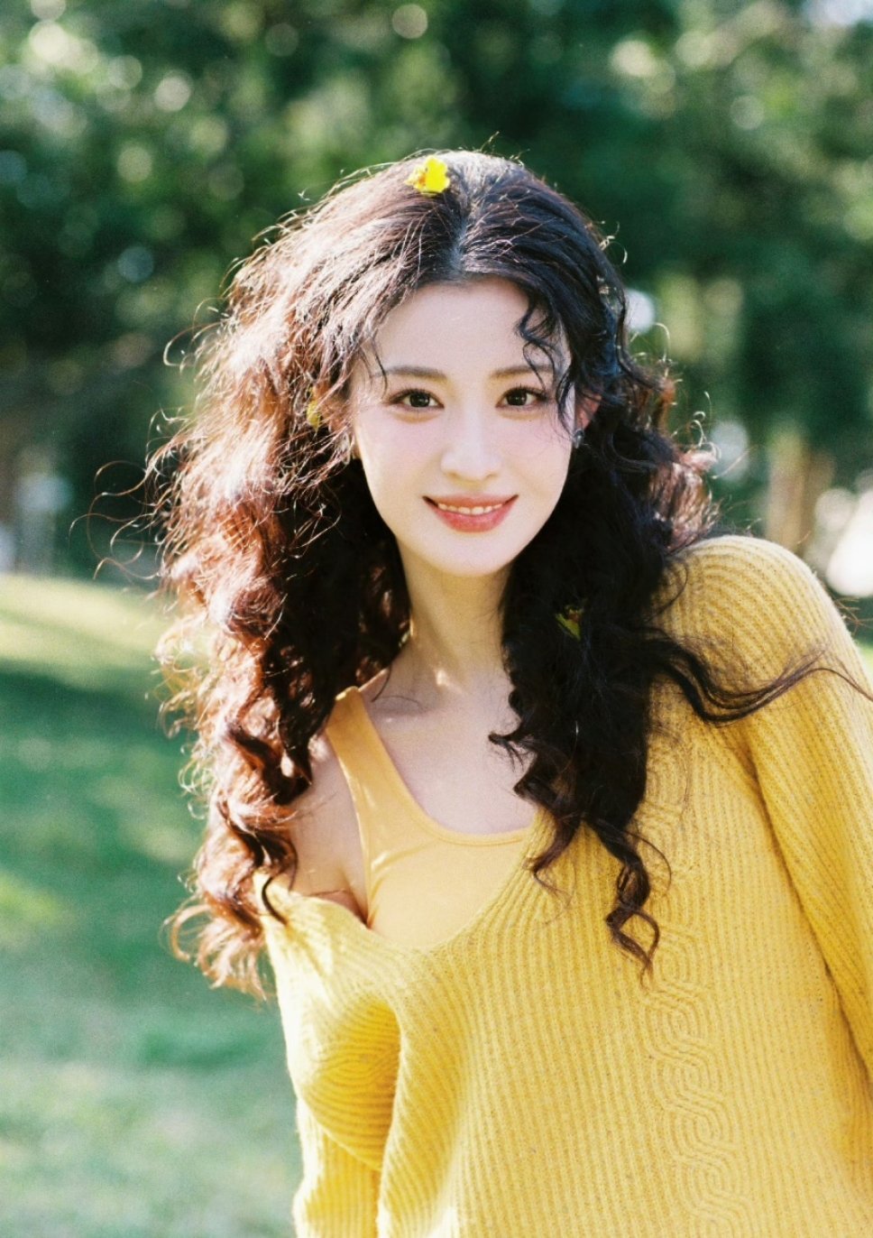 王楚然拆角色盲盒趴这么近都这么好看，王楚然真的360度无死角的美