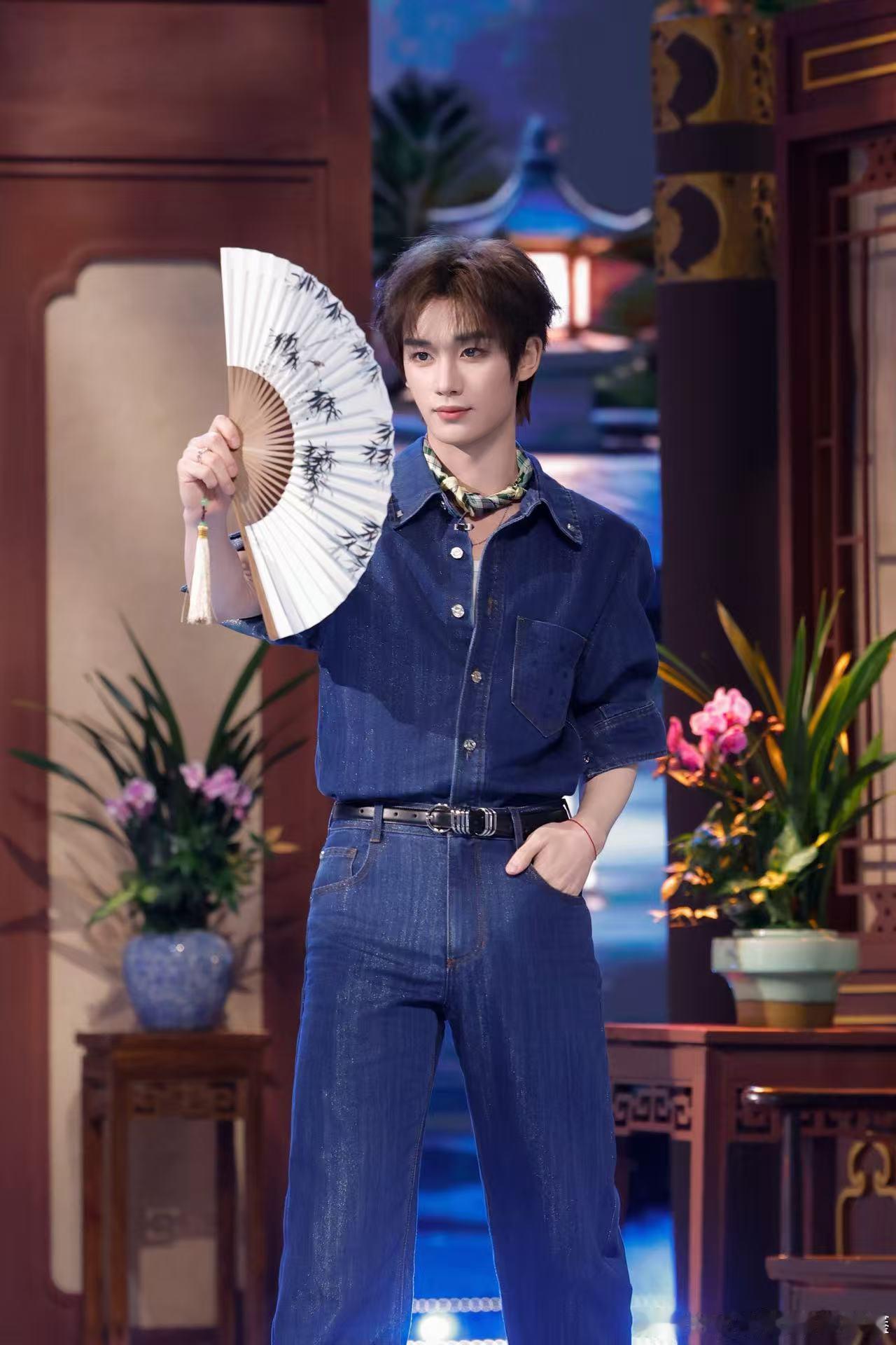 丁程鑫沈月误入无限流副本你好星期六 别的嘉宾玩游戏稳步推进任务，丁程鑫沈月一头扎